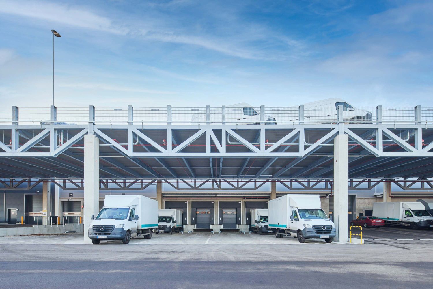 Prologis Berlin DC2_2: Prologis' new logistics center with 19,391 square meters will be used by Alliance Healthcare Deutschland, Picnic and Elis for the supply of medicines and food as well as the supply of occupational and protective textiles. Logistics Center (© Prologis)